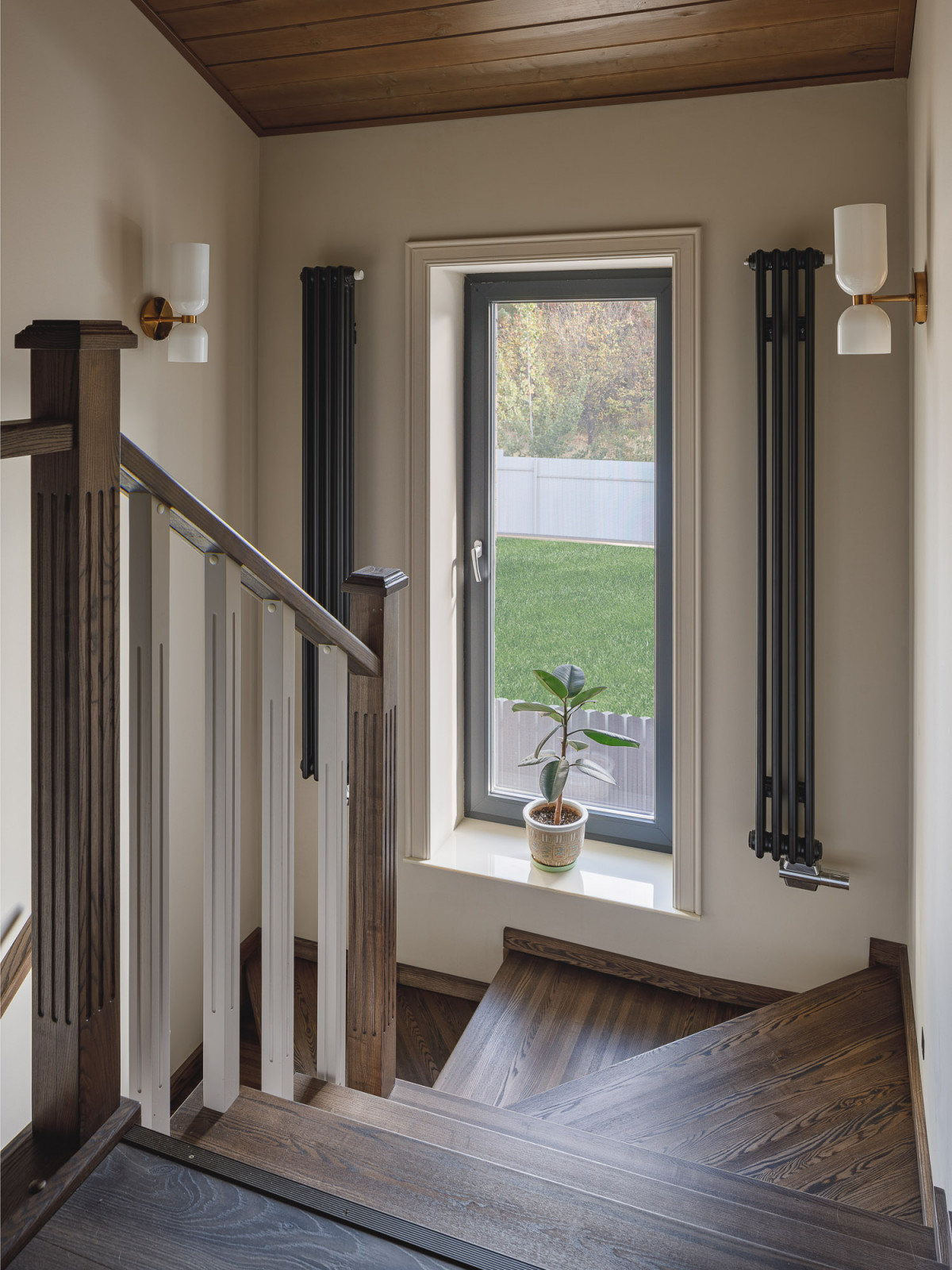 Кухня-гостиная с камином в коттедже Малая Царевщина