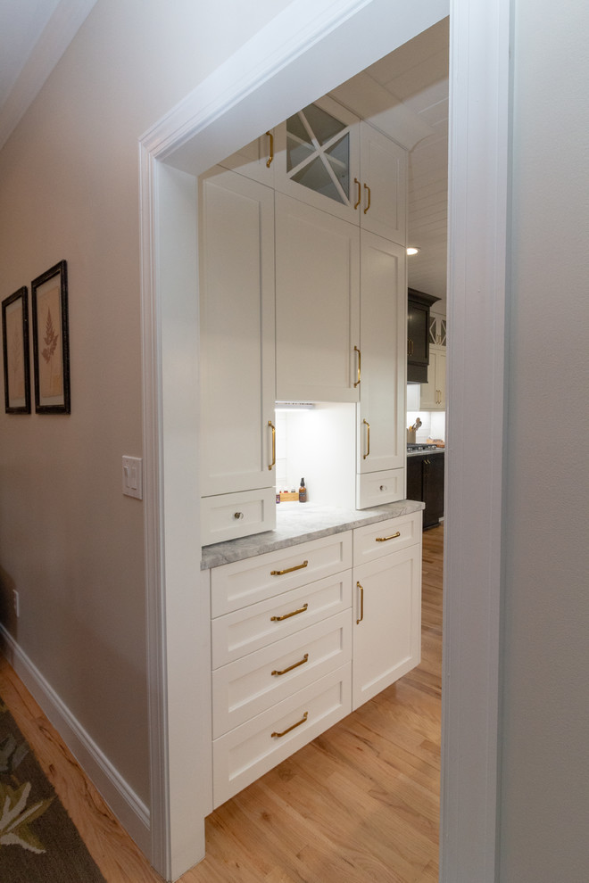 Eat-in kitchen - large l-shaped eat-in kitchen idea with shaker cabinets, white cabinets, granite countertops, an island and white countertops