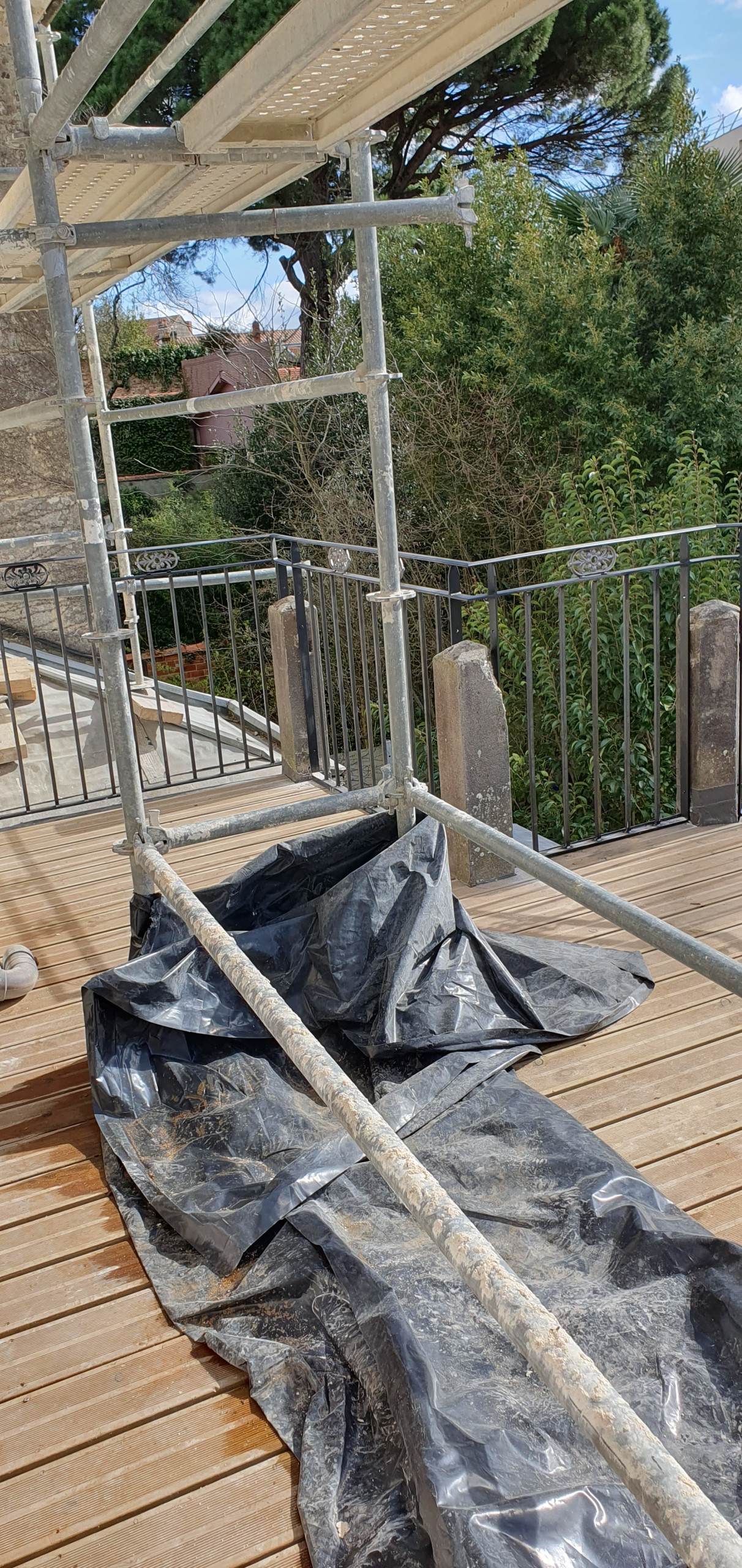 Installation d'un garde corps pour toit terrasse