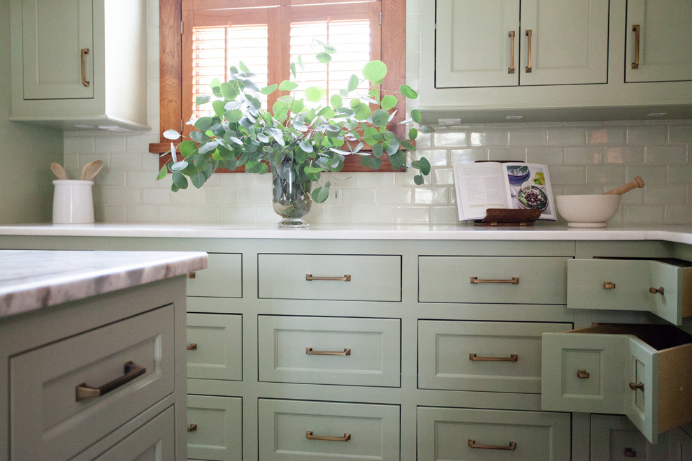 Kitchen - traditional kitchen idea in Austin