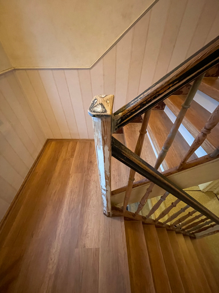 Источник вдохновения для домашнего уюта: огромная прямая лестница в стиле шебби-шик с крашенными деревянными ступенями, стеклянными подступенками, деревянными перилами и обоями на стенах
