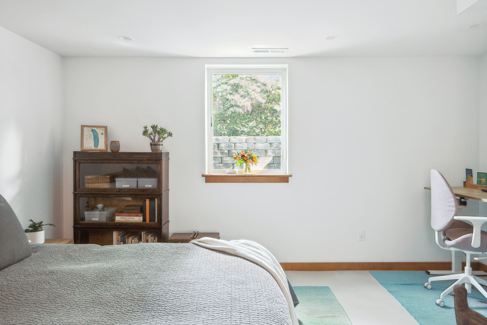 Imagen de habitación de invitados tradicional pequeña con paredes blancas, suelo de cemento, suelo gris y bandeja