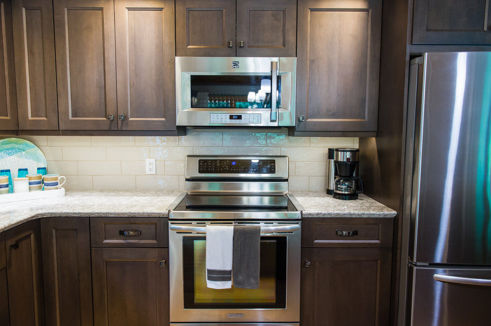Transitional l-shaped eat-in kitchen photo