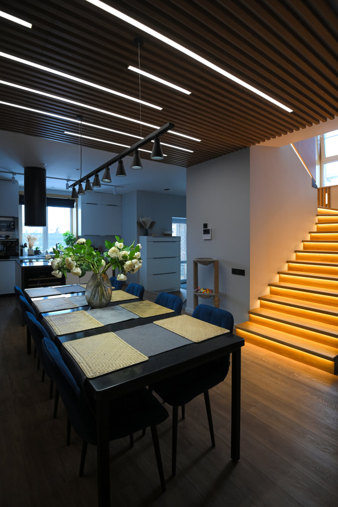 Коттедж в Чукреевке с природными фресками и рейками с подсветкой