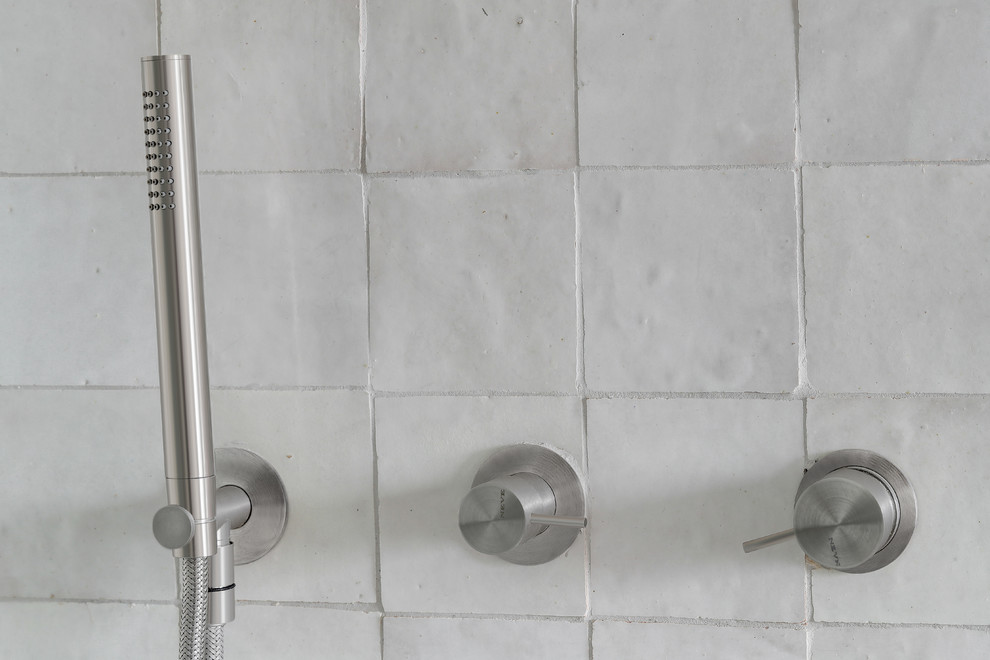 Idées déco pour une grande salle de bain principale contemporaine avec une douche à l'italienne, un carrelage gris, un mur gris et une cabine de douche à porte battante.