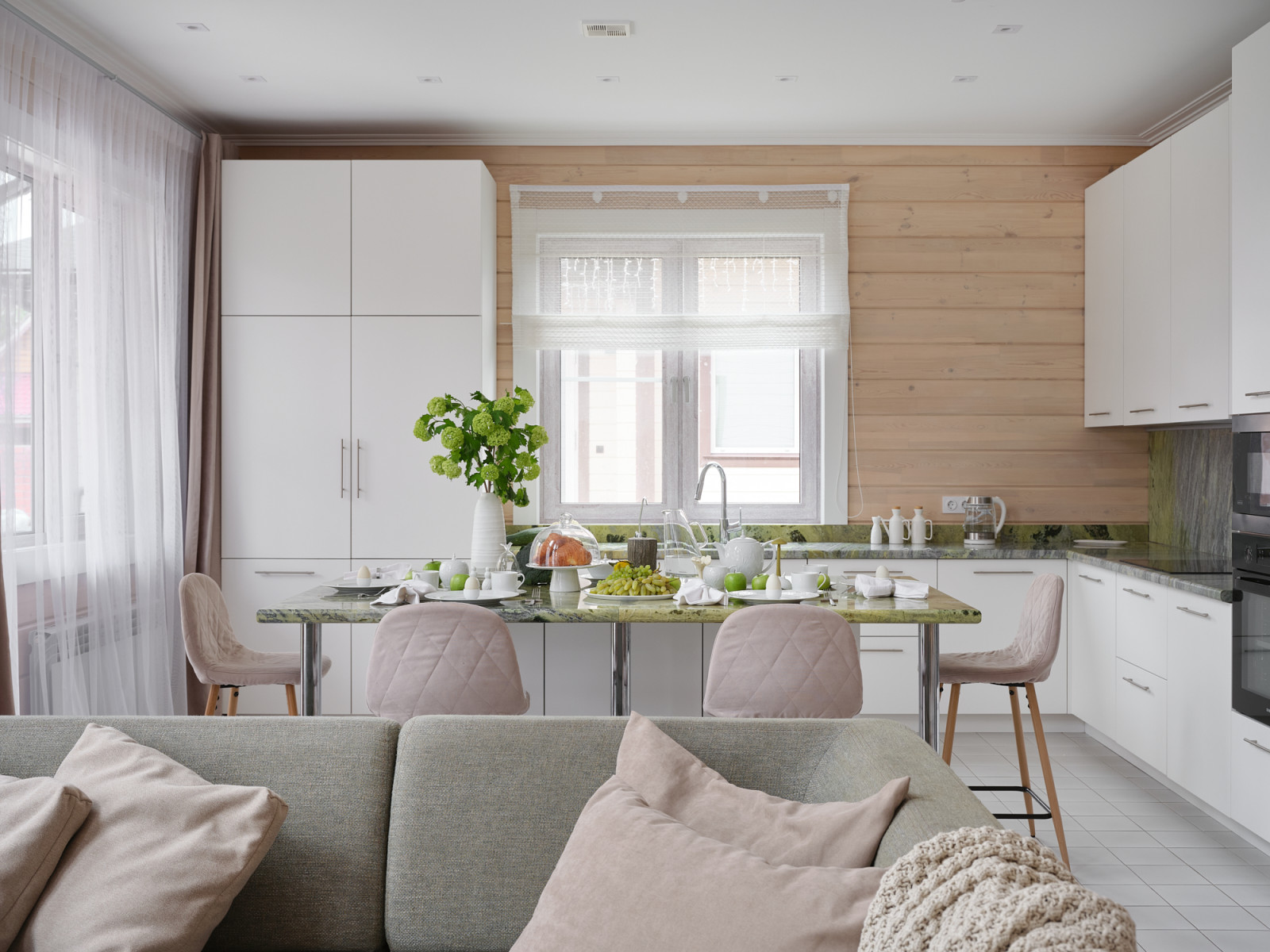 Интерьер двухэтажного дома из клееного бруса со вторым светом