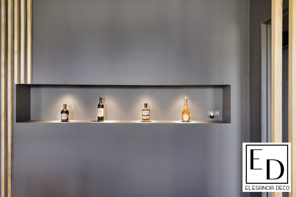 Idée de décoration pour salon in bois With un mur gris, un sol en vinyl, un téléviseur fixé au mur and un sol beige.