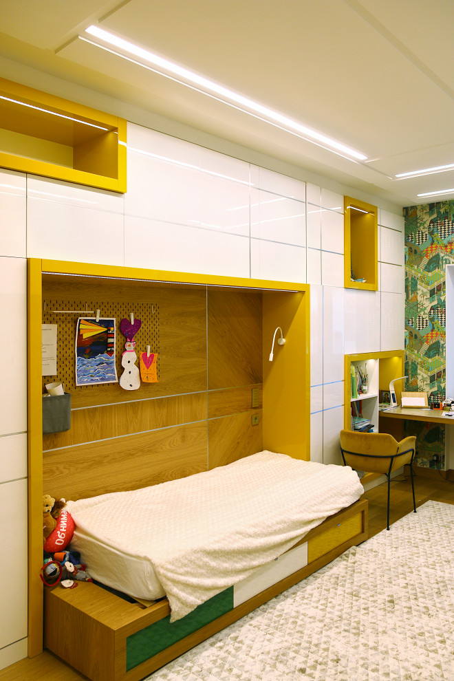 На фото: детская среднего размера в современном стиле с спальным местом, белыми стенами, паркетным полом среднего тона, бежевым полом, многоуровневым потолком и панелями на стенах для ребенка от 4 до 10 лет, мальчика, двоих детей