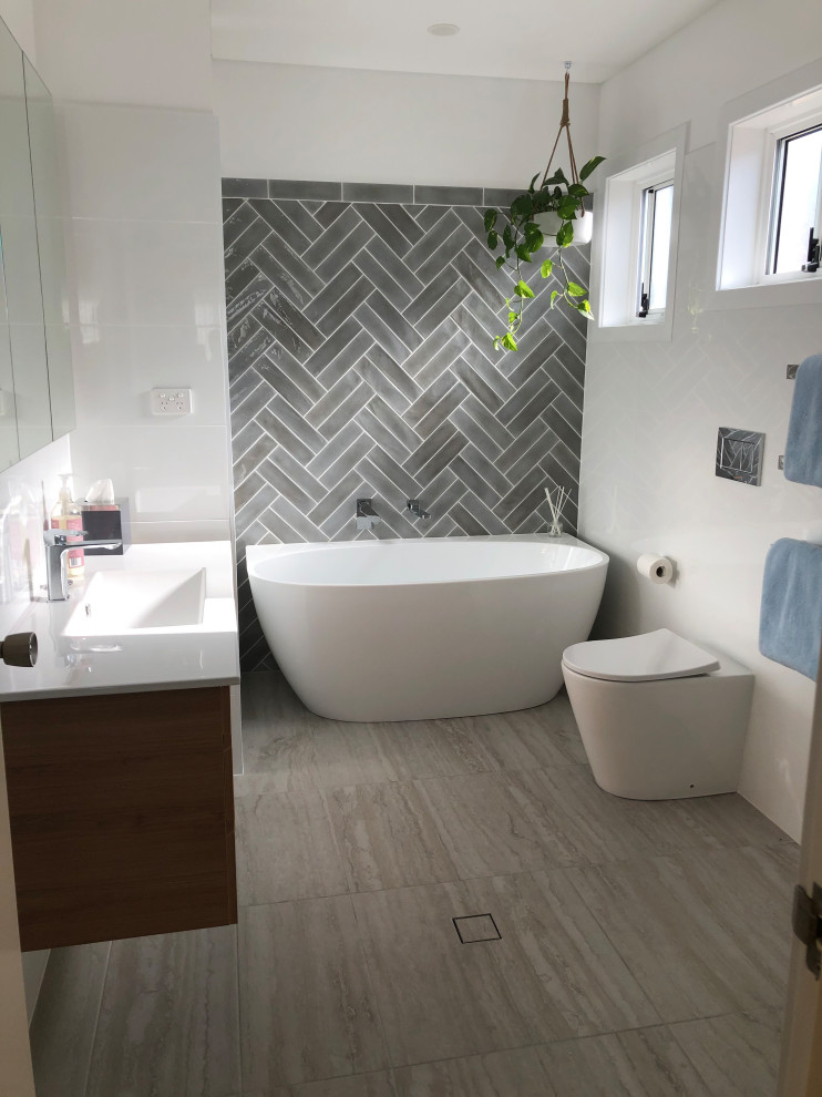 Идея дизайна: большая ванная комната в современном стиле с белыми стенами, полом из бамбука, коричневым полом, многоуровневым потолком и панелями на части стены
