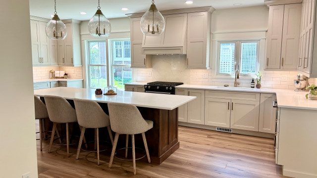Accessible Beige and Maple Mocha Kitchen Design clasico-renovado-cocina