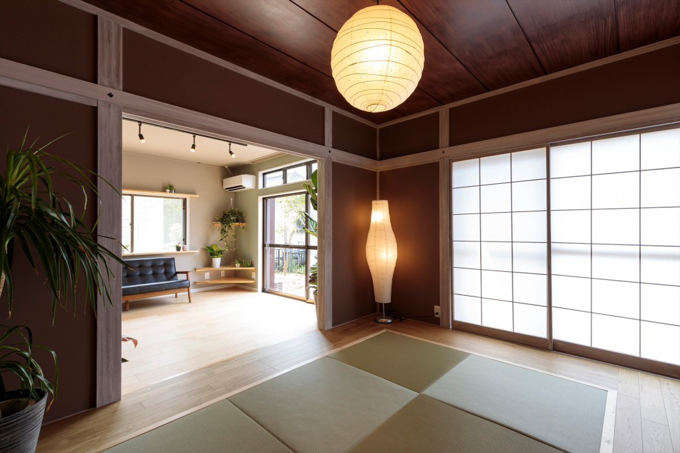Inspiration for a small asian enclosed family room in Other with beige walls, tatami floors and green floor.