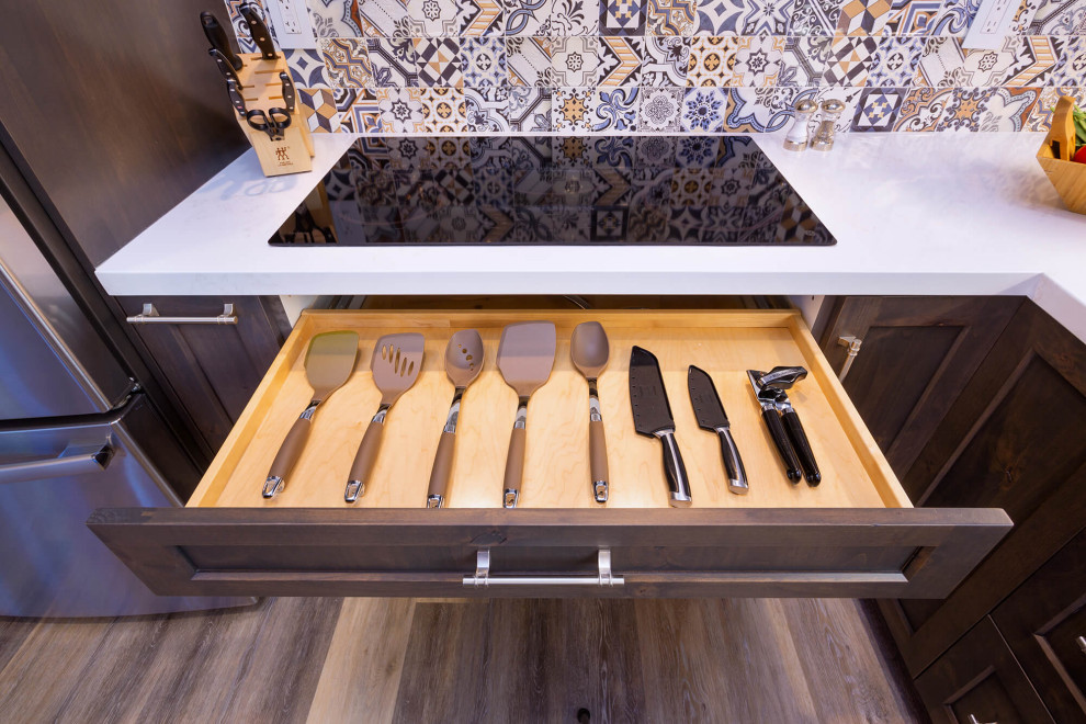 Transitional kitchen photo in Sacramento