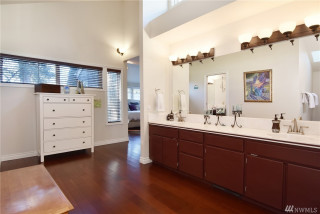 Bathroom of the Week: A Master Bath in Black, White and Walnut (8 photos)