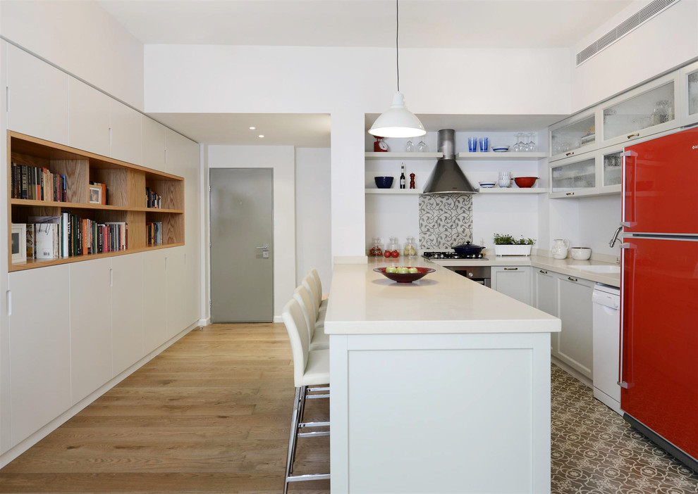 Design ideas for a modern kitchen in Tel Aviv with coloured appliances.