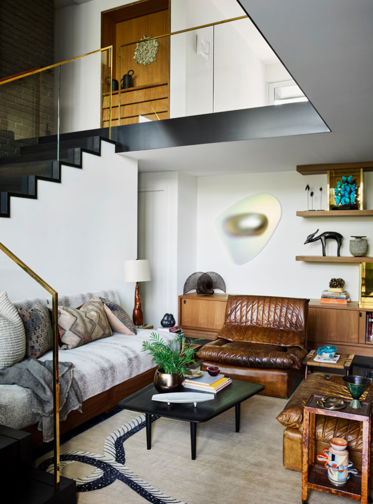 Стильный дизайн: открытая гостиная комната среднего размера в стиле ретро с белыми стенами, полом из керамической плитки и синим полом - последний тренд