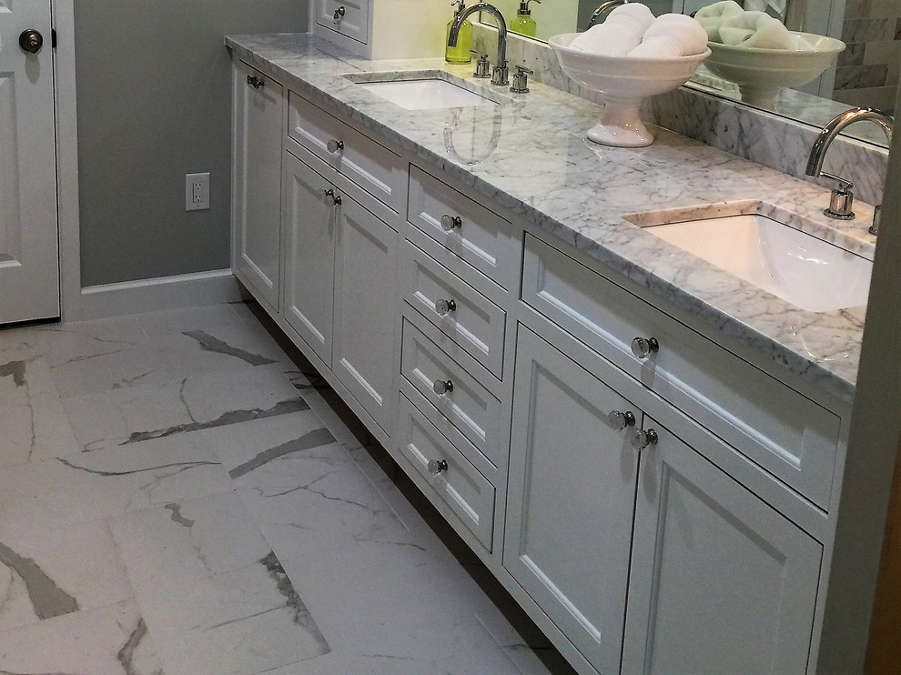Photo of a mid-sized transitional master bathroom in Dallas with recessed-panel cabinets, white cabinets, grey walls, an undermount sink, a freestanding tub, an alcove shower, a two-piece toilet, quartzite benchtops, yellow floor and a hinged shower door.