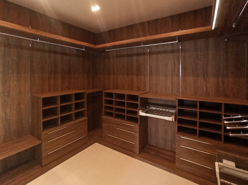 Foto di una cabina armadio minimal di medie dimensioni con ante lisce, ante in legno scuro, pavimento con piastrelle in ceramica e pavimento beige