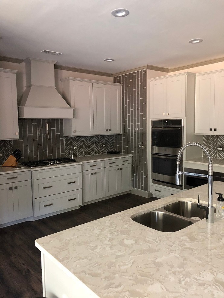 Kitchen - transitional kitchen idea in Raleigh