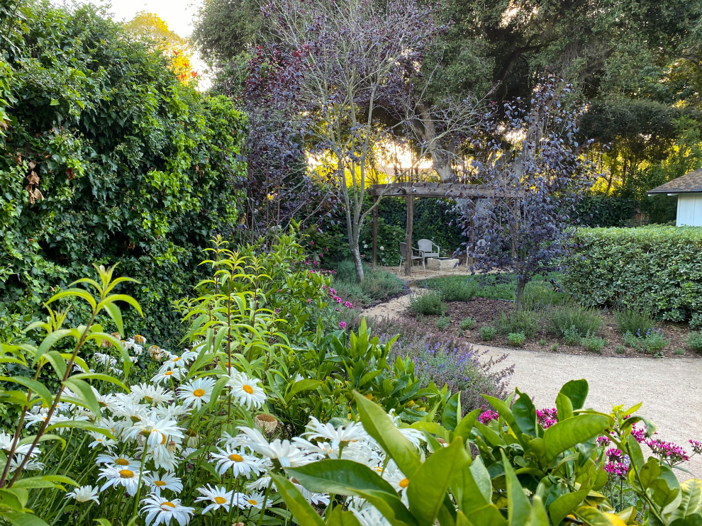 Esempio di un giardino mediterraneo esposto a mezz'ombra dietro casa con graniglia di granito