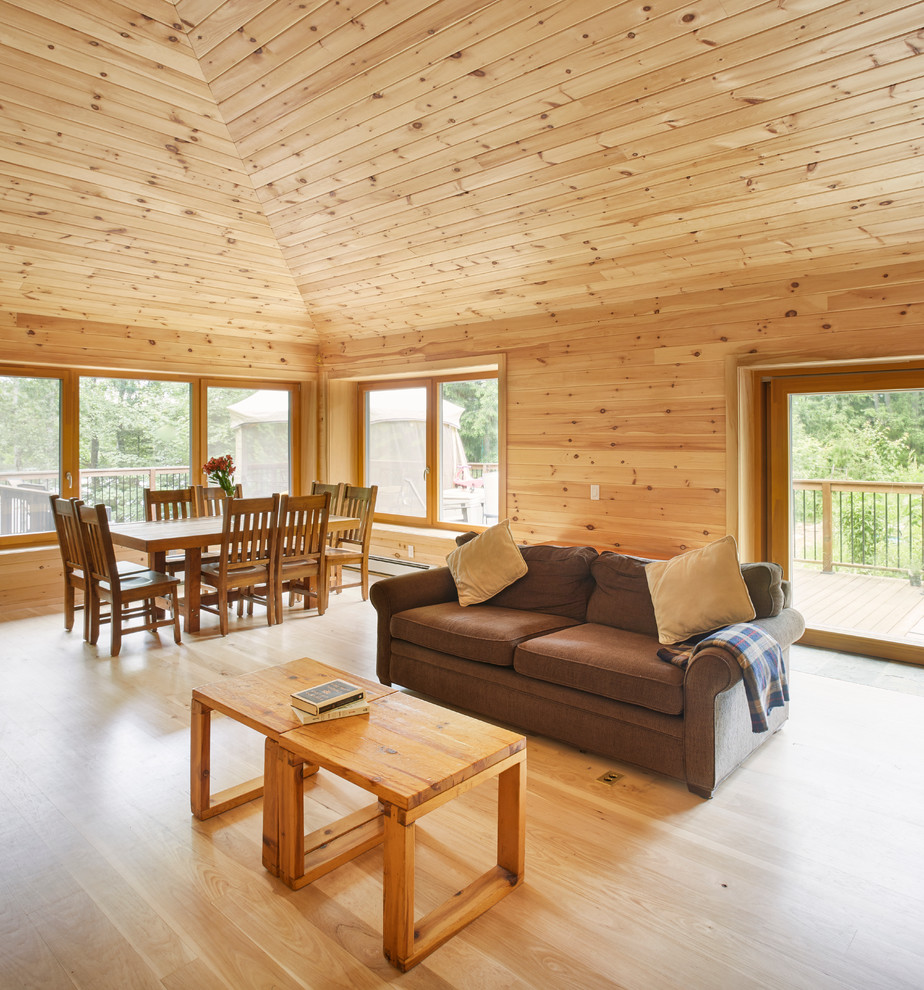 Beach style living room photo in Toronto