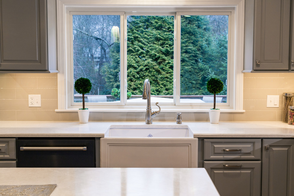Kitchen - transitional kitchen idea in Providence