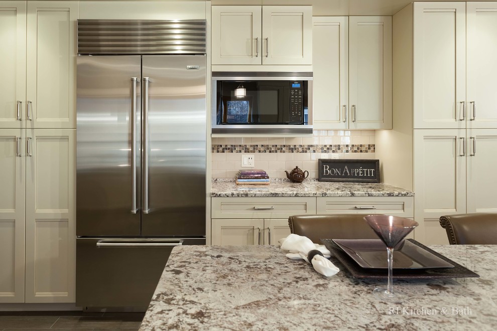 Foto di una cucina chic con lavello sottopiano, ante in stile shaker, ante beige, top in granito, paraspruzzi beige, paraspruzzi con piastrelle diamantate e elettrodomestici in acciaio inossidabile