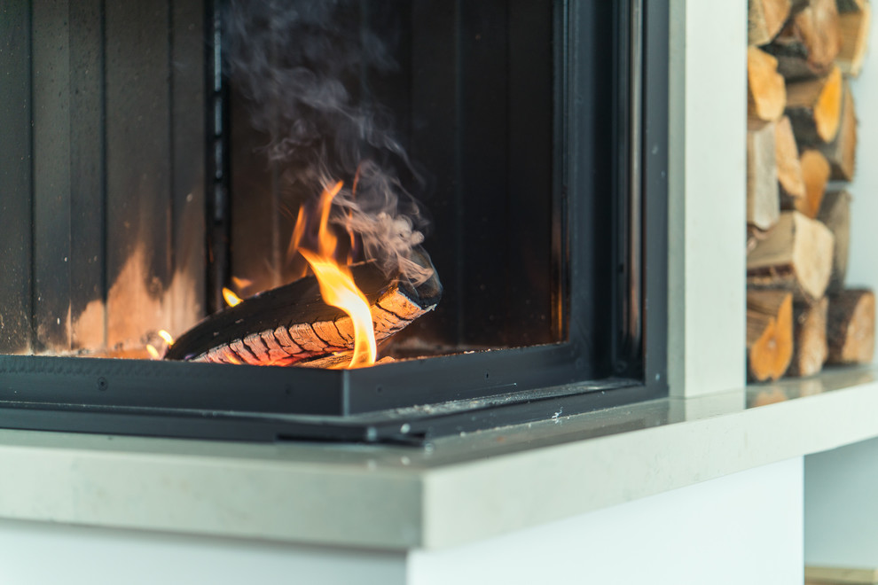 Небольшая квартира-студия с камином