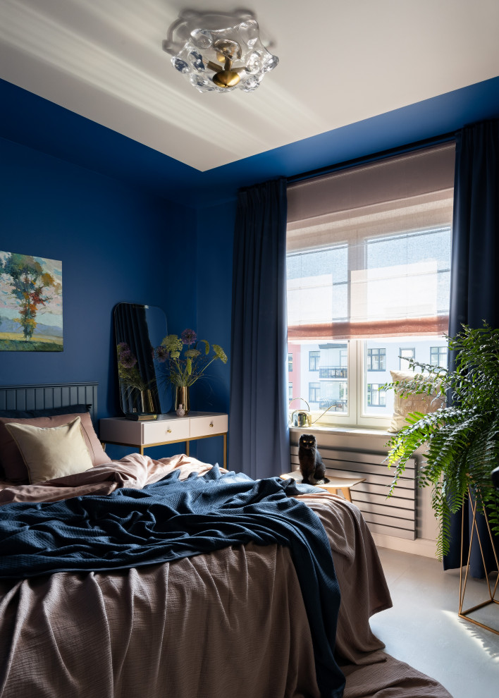 Стильный дизайн: спальня среднего размера в современном стиле с синими стенами, полом из керамогранита, серым полом и синими шторами - последний тренд