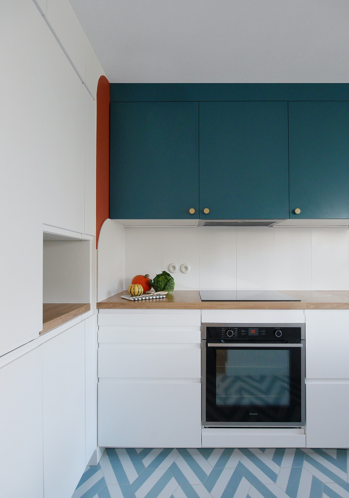 Eat-in kitchen - mid-sized modern l-shaped ceramic tile and blue floor eat-in kitchen idea in Paris with a single-bowl sink, beaded inset cabinets, blue cabinets, laminate countertops, white backsplash, porcelain backsplash, stainless steel appliances and beige countertops
