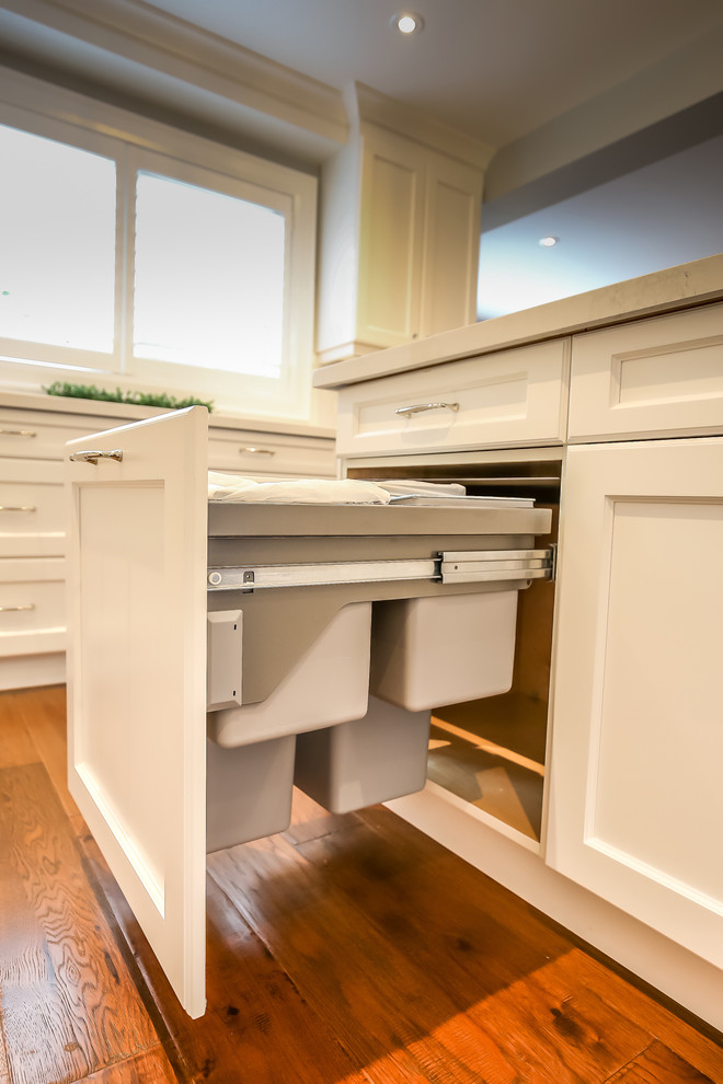 Transitional kitchen photo in Toronto
