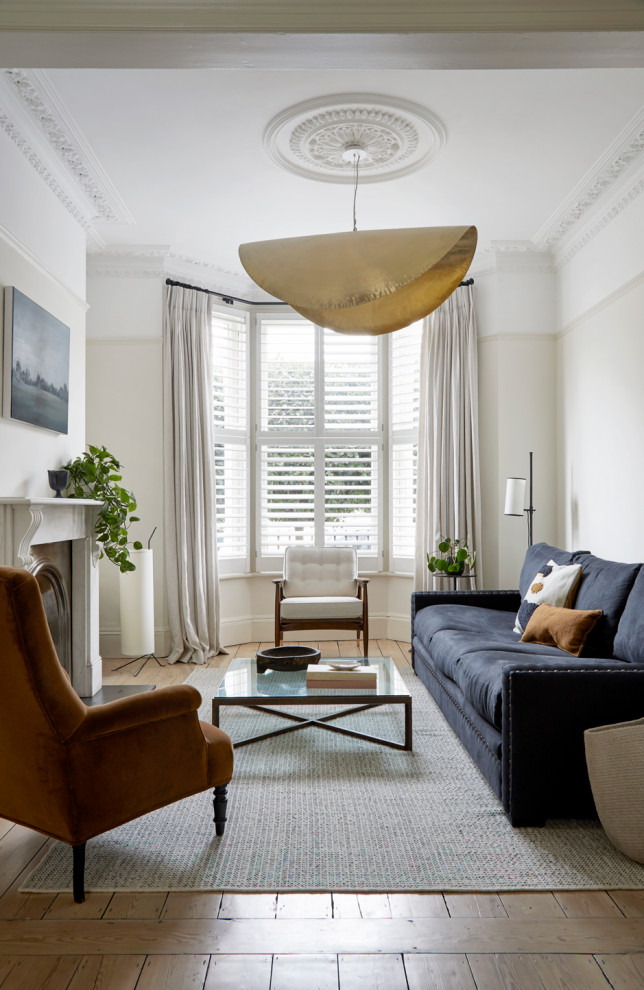 Ejemplo de sala de estar tradicional renovada con paredes beige, suelo de madera en tonos medios, todas las chimeneas y suelo marrón
