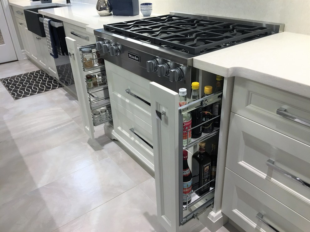 Transitional kitchen photo in Toronto