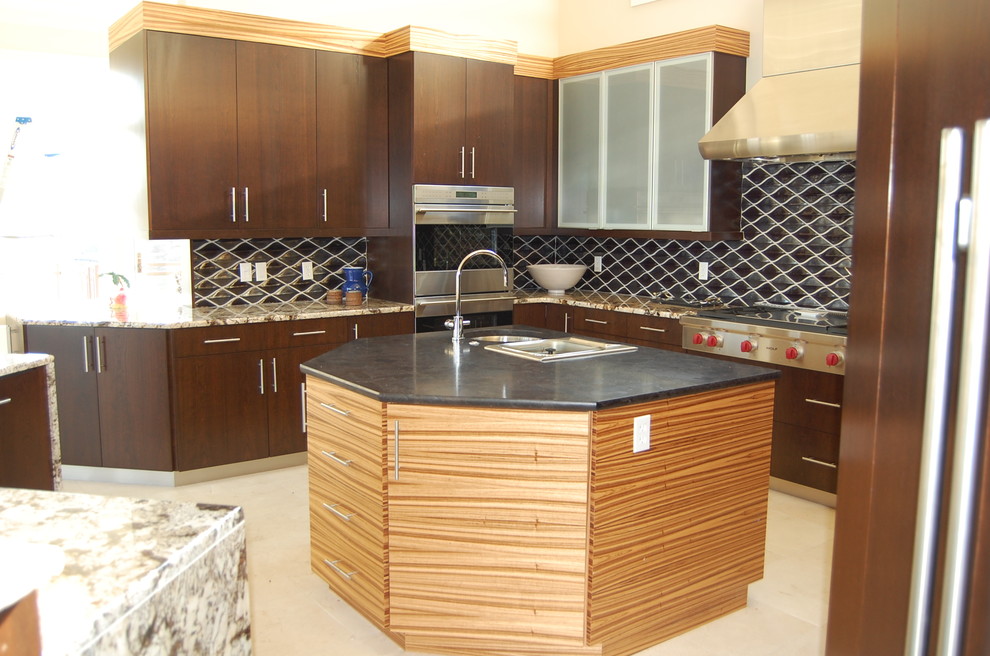 Example of a minimalist kitchen design in St Louis