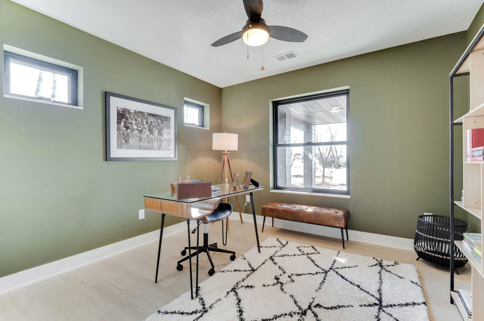 Exemple d'une chambre d'amis moderne de taille moyenne avec un mur vert, un sol en vinyl et un sol beige.