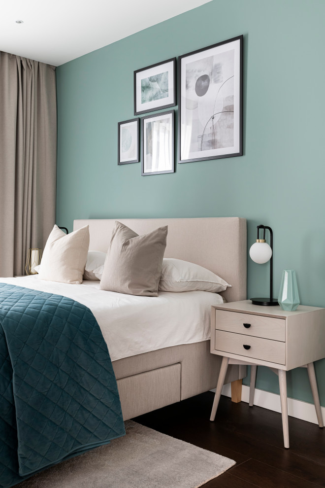 Источник вдохновения для домашнего уюта: хозяйская спальня среднего размера в скандинавском стиле с синими стенами, полом из винила и коричневым полом