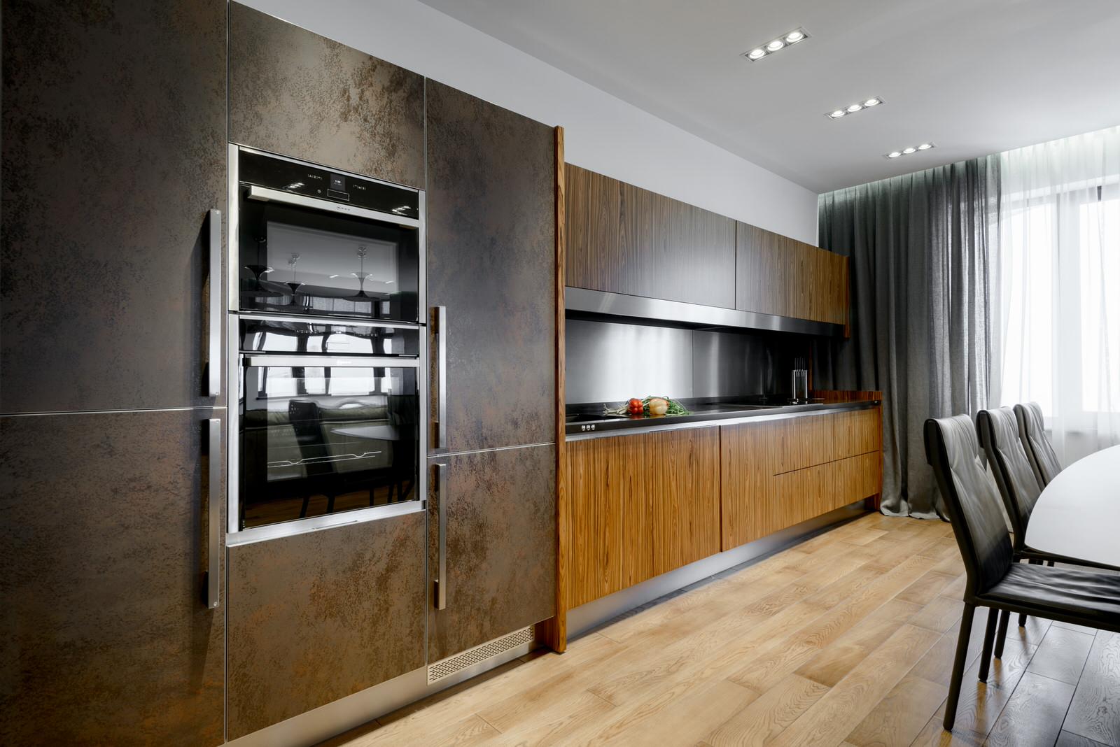 Массивная доска "BEARMADE" в брутальной квартире по проекту Риты Лессинг