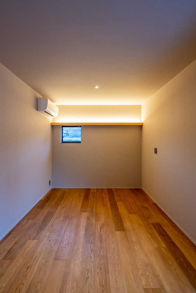 Idée de décoration pour une chambre parentale minimaliste avec un mur blanc, un sol en bois brun, un sol marron, un plafond en papier peint et du papier peint.