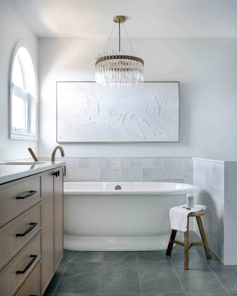Example of a mid-sized transitional u-shaped medium tone wood floor eat-in kitchen design with an undermount sink, shaker cabinets, white cabinets, quartz countertops, white backsplash, quartz backsplash, stainless steel appliances, a peninsula and white countertops