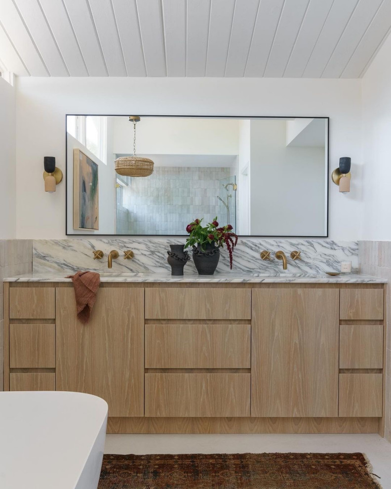 Идея дизайна: главная ванная комната среднего размера в стиле ретро с плоскими фасадами, светлыми деревянными фасадами, отдельно стоящей ванной, открытым душем, унитазом-моноблоком, бежевой плиткой, керамической плиткой, белыми стенами, бетонным полом, врезной раковиной, мраморной столешницей, белым полом, душем с распашными дверями, разноцветной столешницей, сиденьем для душа, тумбой под две раковины, встроенной тумбой и сводчатым потолком