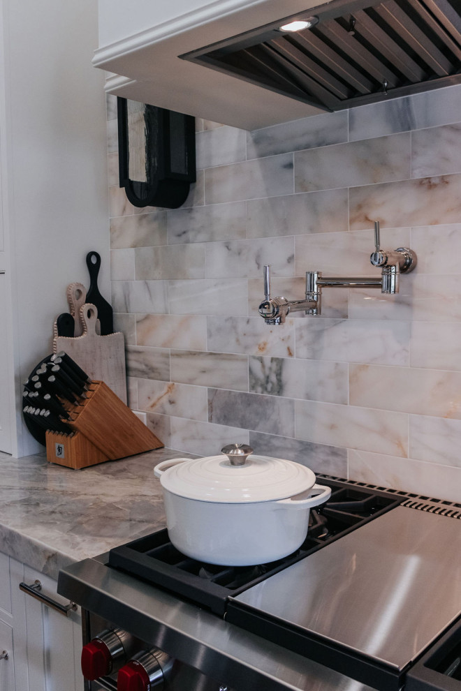 Example of a transitional home design design in Phoenix