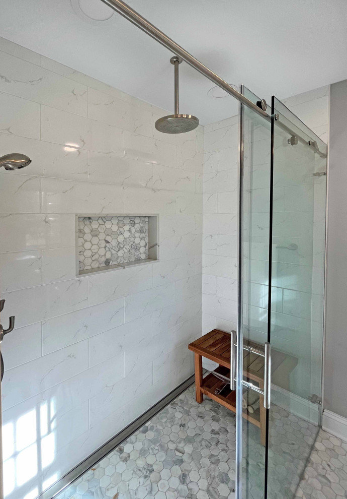 Exempel på ett stort modernt vit vitt en-suite badrum, med vita skåp, ett fristående badkar, en toalettstol med hel cisternkåpa, grå kakel, keramikplattor, grå väggar, mosaikgolv, ett undermonterad handfat, bänkskiva i kvarts och grått golv