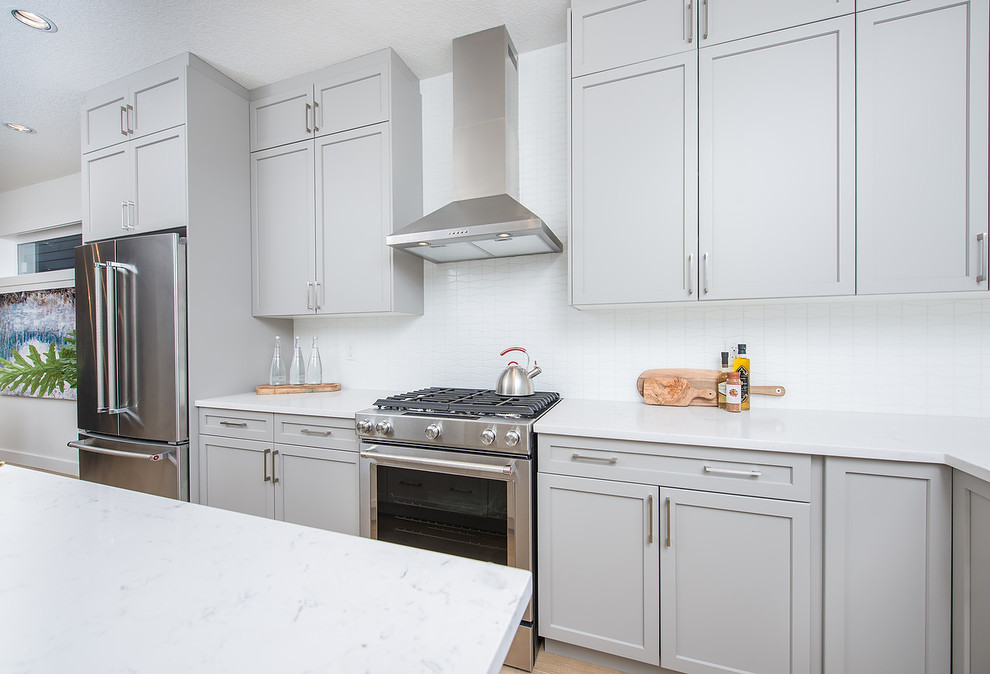 Kitchen - transitional kitchen idea in Edmonton