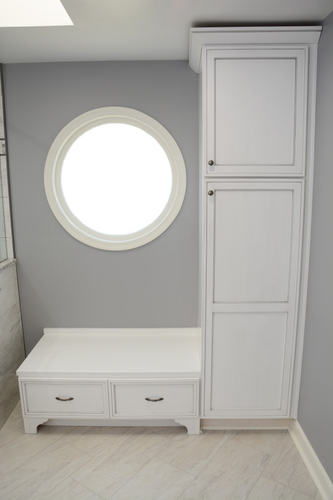 Пример оригинального дизайна: главная ванная комната среднего размера в стиле неоклассика (современная классика) с фасадами с утопленной филенкой, белыми фасадами, угловым душем, раздельным унитазом, серой плиткой, серыми стенами, врезной раковиной, столешницей из искусственного кварца, белым полом, душем с распашными дверями, серой столешницей, сиденьем для душа, тумбой под две раковины и напольной тумбой