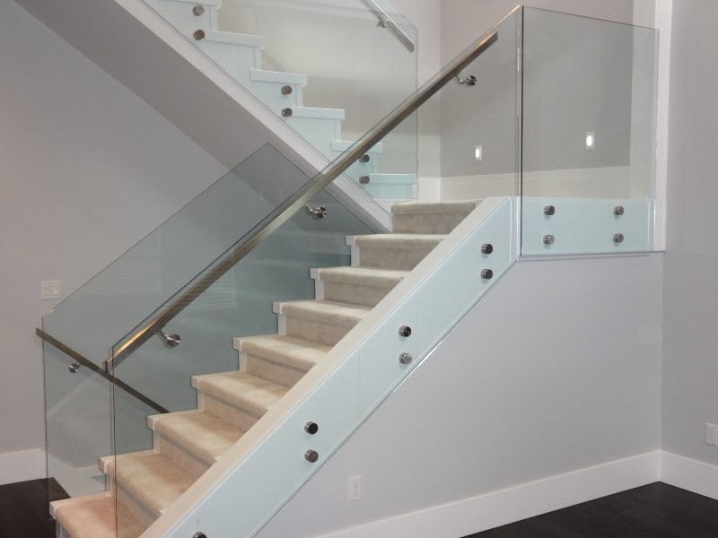 Photo of a contemporary carpeted staircase in Vancouver with carpet risers.
