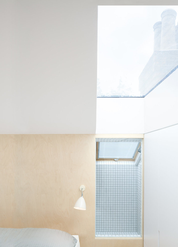 Imagen de cuarto de baño actual pequeño con bañera encastrada, paredes beige, suelo de baldosas de cerámica y lavabo suspendido
