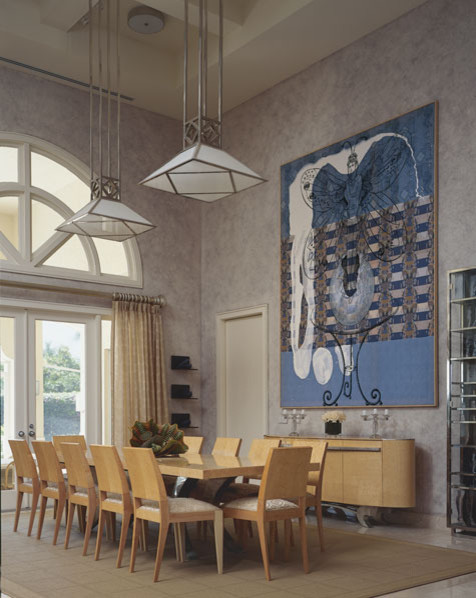 Exempel på en stor modern matplats med öppen planlösning, med flerfärgade väggar och marmorgolv