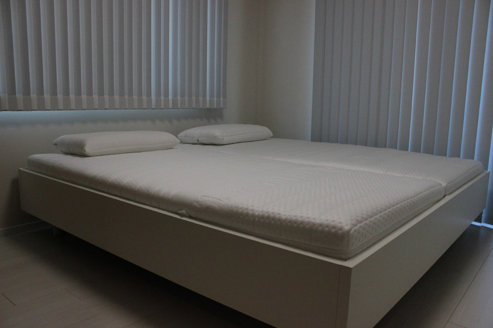 Exempel på ett nordiskt sovrum, med vitt golv