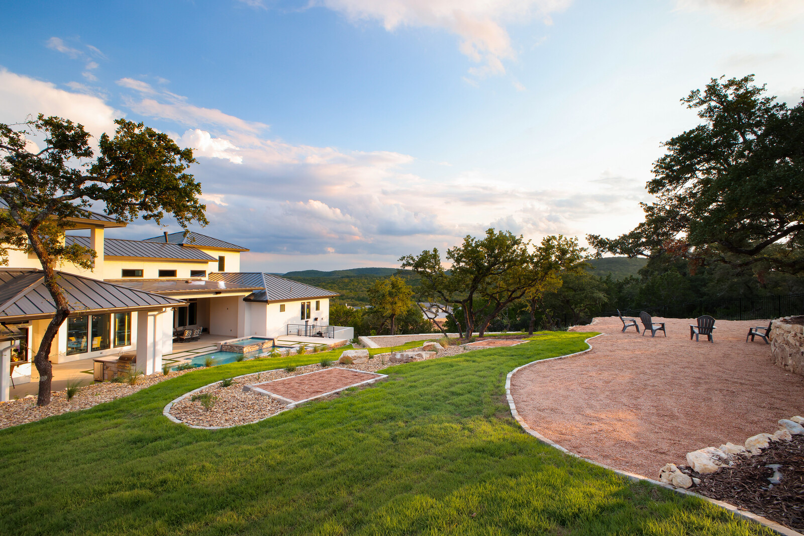 Modern: 4,950 ft², 4 BR/4 BA/2 ST home
