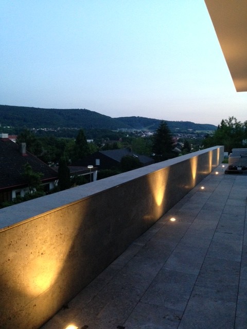 Design ideas for a mid-sized modern balcony in Stuttgart.