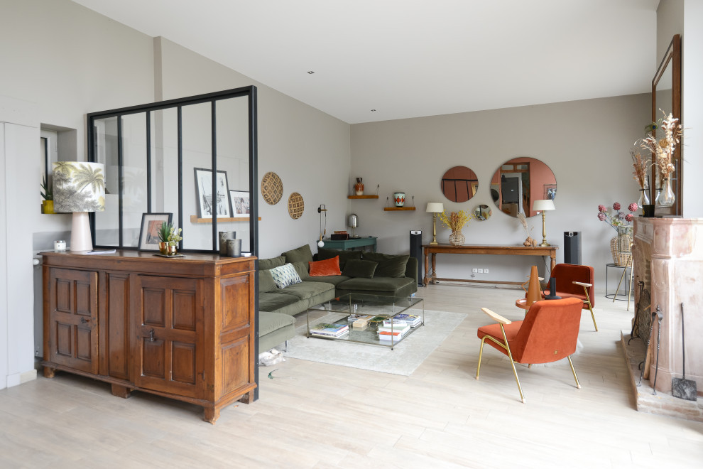 Fernseherloses Modernes Wohnzimmer mit grauer Wandfarbe, Tunnelkamin und Kaminumrandung aus Backstein in Lyon